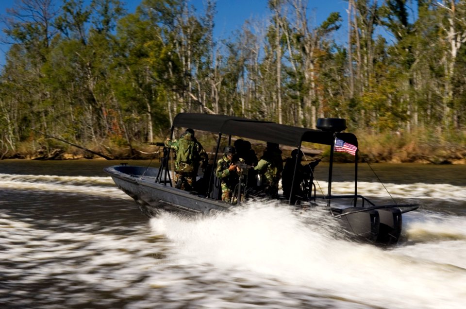US Navy 061023-N-5319A-006 Sailors assigned to Naval Small Craft Instruction and Technical Training School (NAVSCIATTS) train personnel from the Iraqi Riverine Police Force