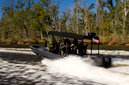 US Navy 061023-N-5319A-006 Sailors assigned to Naval Small Craft Instruction and Technical Training School (NAVSCIATTS) train personnel from the Iraqi Riverine Police Force
