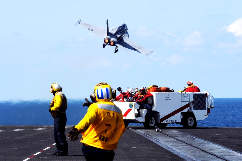 USS GEORGE H.W. BUSH (CVN 77) 140328-N-CZ979-044 (13559349354)