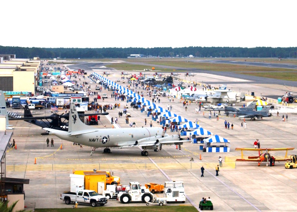 US Navy 061027-N-1810F-070 Spectators gather at the practice air show on board Naval Air Station (NAS) Jacksonville