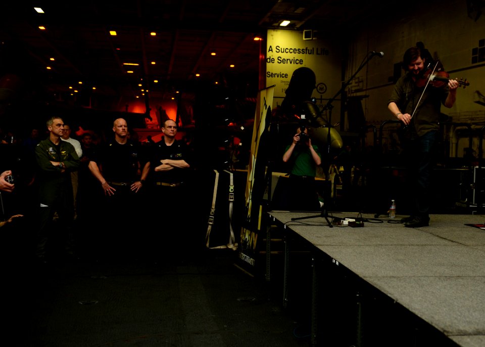 USS GEORGE H.W. BUSH (CVN 77) 140405-N-VH054-015 (13666905405)