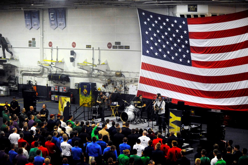 USS GEORGE H.W. BUSH (CVN 77) 140405-N-CZ979-194 (13691940024)