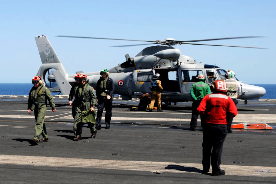 USS George H.W. Bush (CVN 77) 140410-N-CZ979-002 (13846133784)