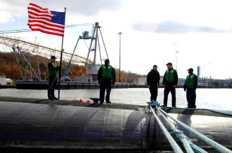 US Navy 061107-N-8467N-001 Crew members assigned to the Los Angeles-class attack submarine USS Toledo (SSN 769) prepares to get underway from Subase New London