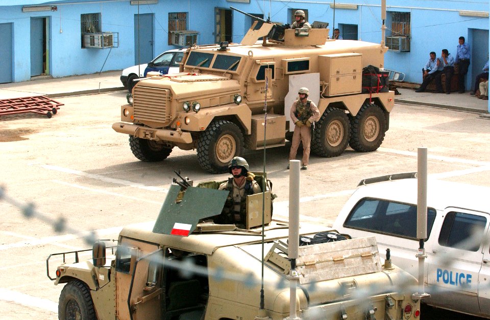 US Navy 061030-F-7426P-257 Polish army soldiers and U.S. Navy Sailors, assigned to Explosive Ordnance Disposal Mobile Unit Three (EODMU-3), provide security for other team members