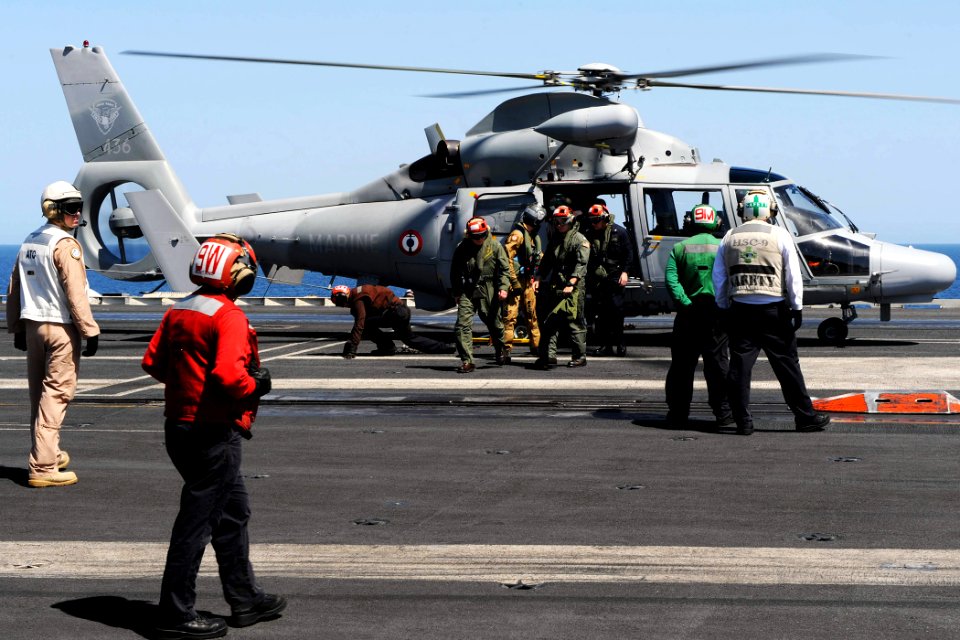 USS George H.W. Bush (CVN 77) 140410-N-CZ979-006 (13845732835)
