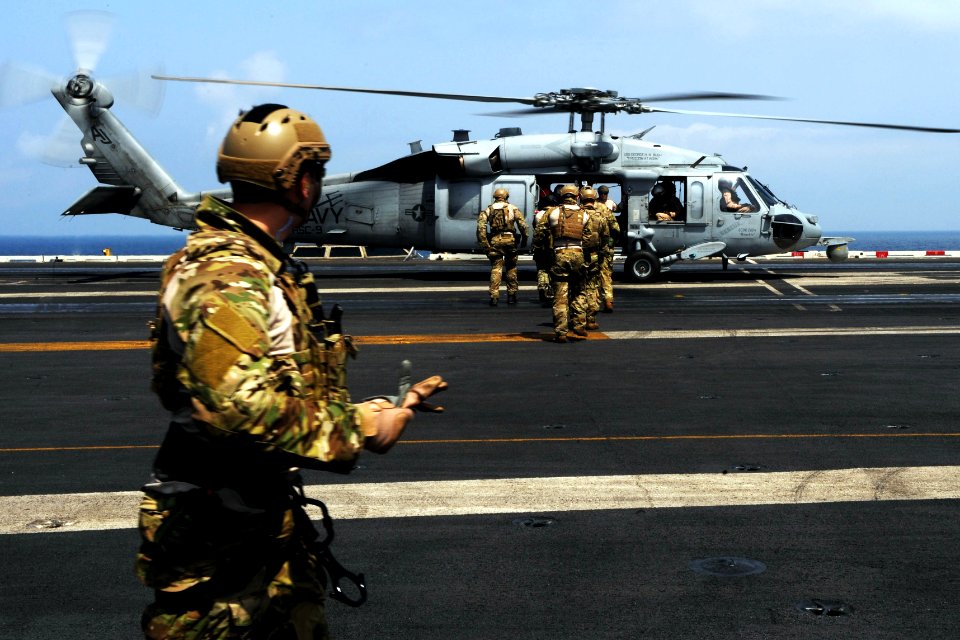 USS GEORGE H.W. BUSH (CVN 77) 140324-N-CZ979-0379 (13400207325)