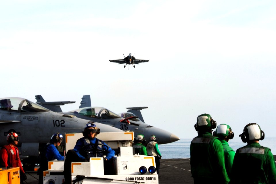 USS GEORGE H.W. BUSH (CVN 77) 140329-N-CZ979-003 (13665708904)
