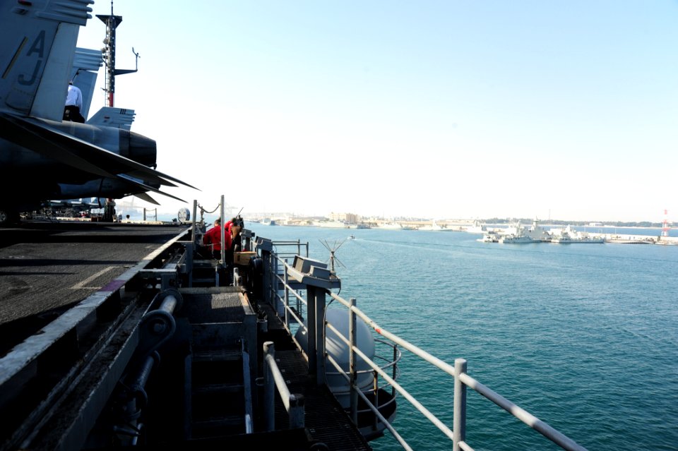 USS GEORGE H.W. BUSH (CVN 77) 140220-N-JE709-023 (14350250694)