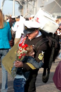US Navy 061109-N-4515N-146 Chief Fire Controlman Hayden Thomas greets his daughter after returning from deployment aboard the guided missile frigate USS Nicholas (FFG 47)