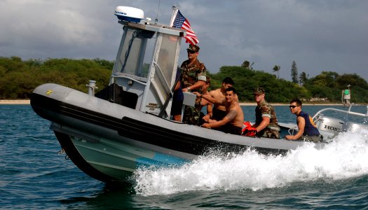 US Navy 071005-N-0879R-006 Members of Mobile Diving and Salvage Unit (MDSU) 1, based in Pearl Harbor perform training near the harbor entrance photo