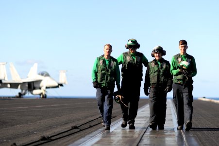 USS Carl Vinson (CVN 70) 141113-N-MW819-035 (15762322426)