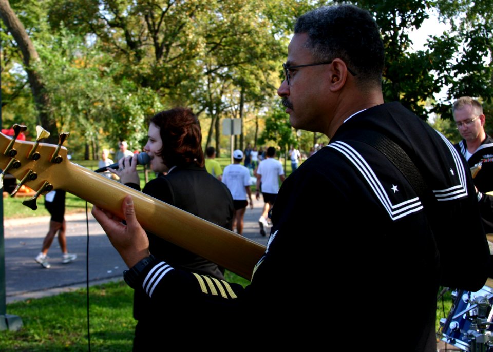 US Navy 071007-N-7163S-003 Sailors assigned to Navy Band Great Lakes Horizon entertain passing runners at the 15-mile marker of the Twin Cities Marathon