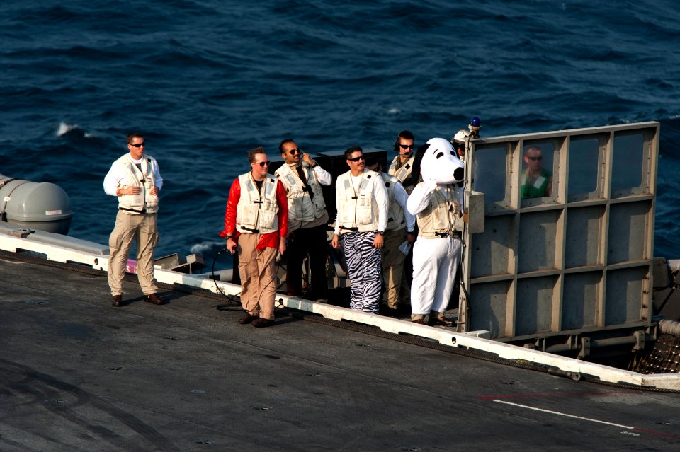 USS Carl Vinson (CVN 70) 141031-N-TP834-100 (15503888298)