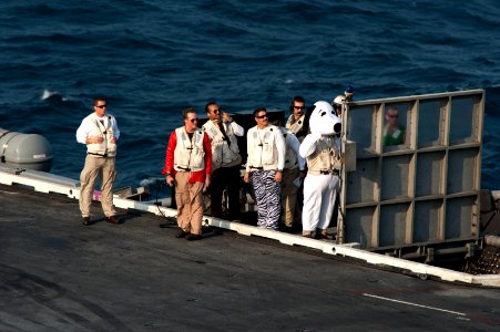 USS Carl Vinson (CVN 70) 141031-N-TP834-100 (15503888298)