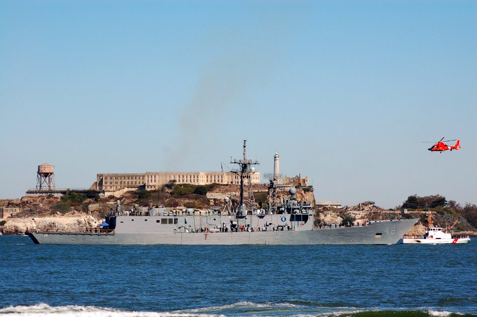 US Navy 071006-N-3570S-060 he guided-missile frigate USS Vandegrift (FFG 48) passes by Alcatraz during the Parade of Ships for San Francisco Fleet Week 2007
