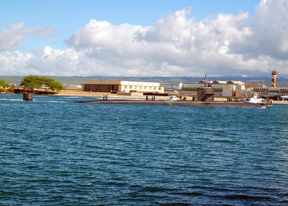 US Navy 071015-N-9486C-001 USS Minneapolis-St. Paul (SSN 708) returns to Pearl Harbor for the final time
