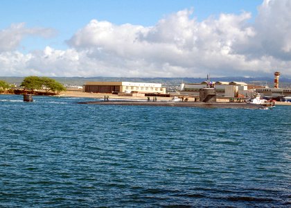 US Navy 071015-N-9486C-001 USS Minneapolis-St. Paul (SSN 708) returns to Pearl Harbor for the final time