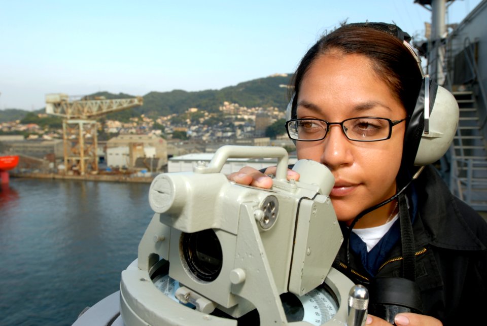 US Navy 071012-N-4010S-048 A Sailor looks through a telescopic alidade aboard amphibious assault ship USS Essex (LHD 2)