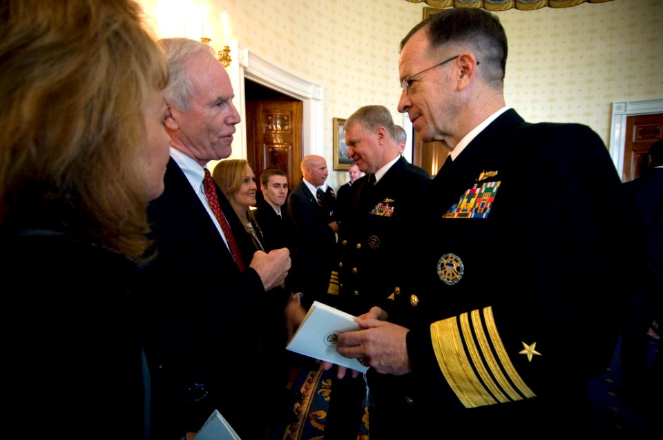 US Navy 071022-N-5319A-062 Chairman of the Joint Chiefs of Staff Adm. Mike Mullen visits with Daniel Murphy, father of Navy SEAL Lt. Michael Murphy, following the Medal of Honor ceremony at the White House