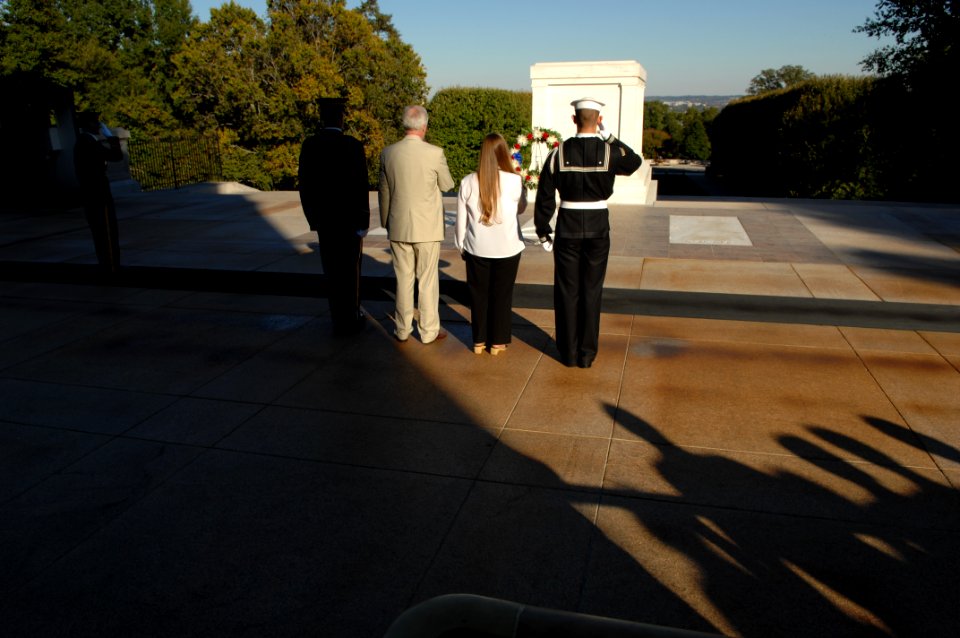 US Navy 071021-N-2653P-326 Daniel and Maureen Murphy, the parents of Navy SEAL Lt. Michael Murphy, pay their respects at the Tomb of the Unknowns at Arlington National Cemetery
