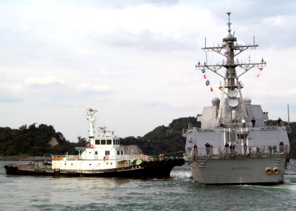 US Navy 071017-N-0483B-001 A large harbor tug assists Arleigh Burke-class guided-missile destroyer USS Mustin (DDG 89) as she departs her berth at Commander, Fleet Activities Yokosuka