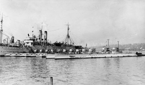 USS Camden (AS-6) off New York City with twelve submarines alongside, circa in 1920 (NH 99892)