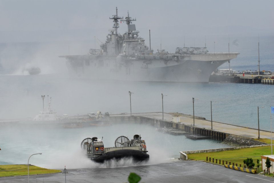 US Navy 071025-N-4010S-142 A landing craft air cushion assigned to amphibious assault ship USS Essex (LHD 2) returns to shore