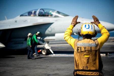 USS Carl Vinson (CVN 70) 141019-N-HD510-075 (15396989610)