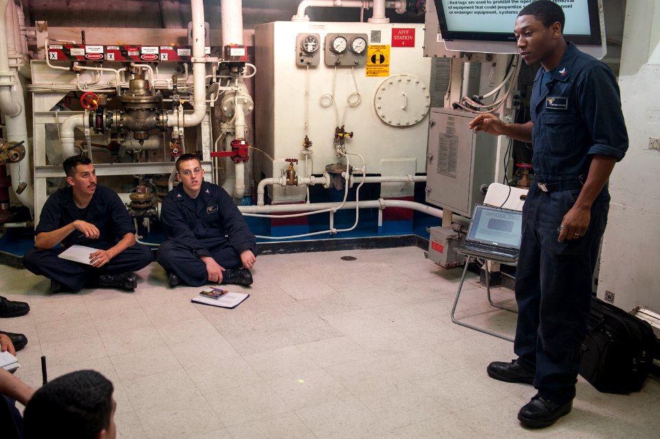 USS Carl Vinson (CVN 70) 141027-N-HD510-005 (15036663643)
