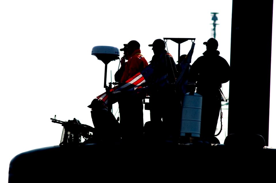 US Navy 071024-N-5253W-004 Sailors aboard the nuclear-powered fast attack submarine USS Los Angeles (SSN 688) man the bridge as she pulls into Fleet Activities Yokosuka