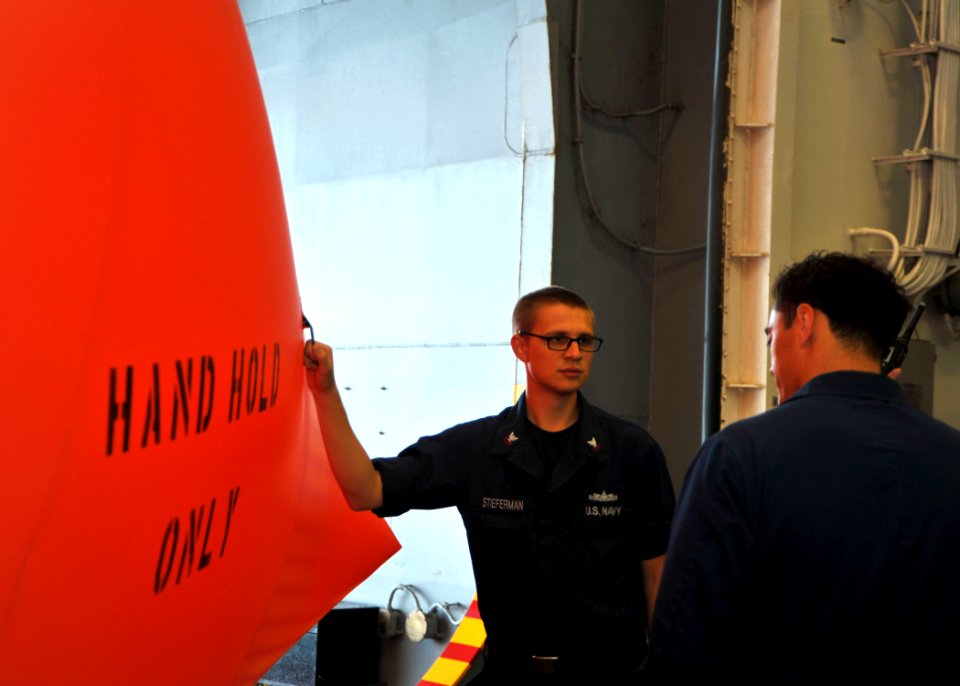 USS BOXER (LHD 4) 131202-N-PZ713-015 (11185558543)