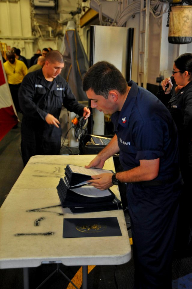 USS BOXER (LHD 4) 131202-N-QP351-015 (11185482035)