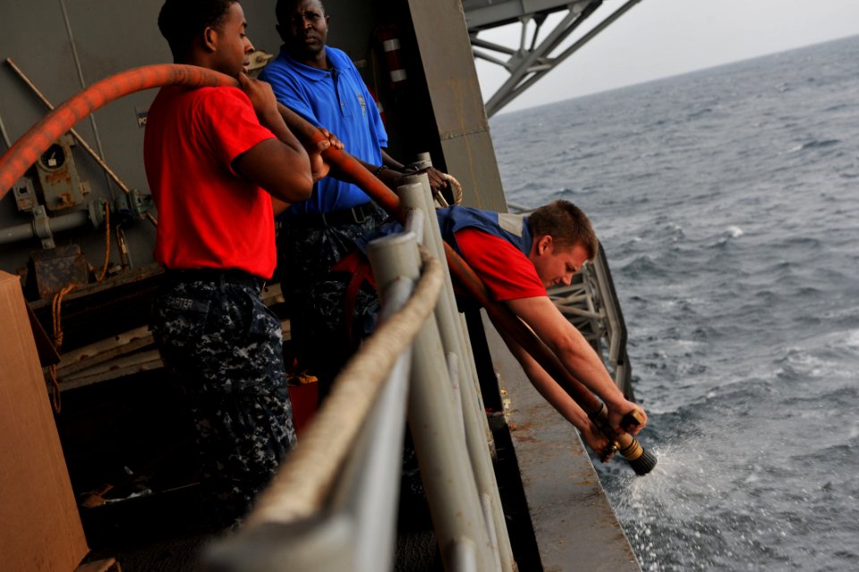 USS BOXER (LHD 4) 131217-N-GM561-015 (11417995265)