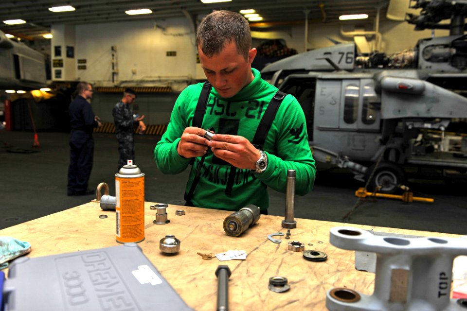 USS BOXER (LHD 4) 131217-N-GM561-021 (11418134983)