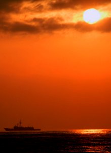 US Navy 090625-N-4879G-037 The sun rises on a new day for the crew of the guided missile frigate USS Doyle (FFG 39) as she sails through the Pacific Ocean