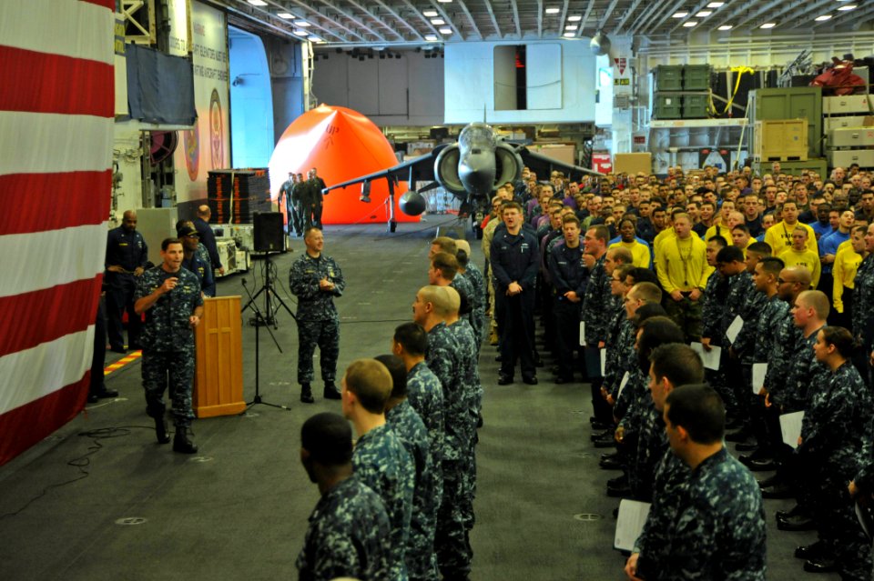USS BOXER (LHD 4) 131202-N-QP351-043 (11185552766)