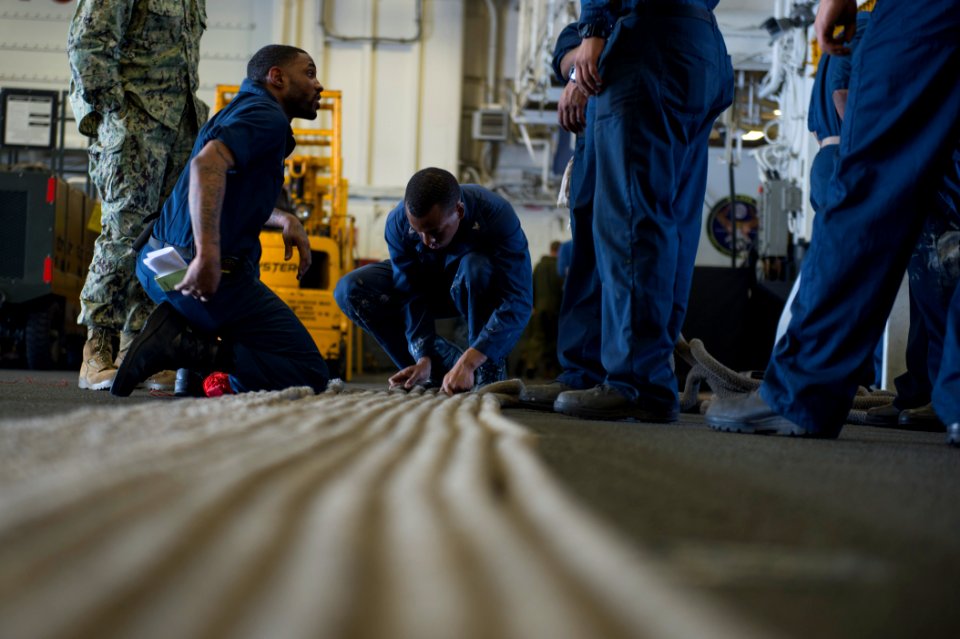 USS BOXER (LHD 4) 131129-N-JP249-026 (11150502966)
