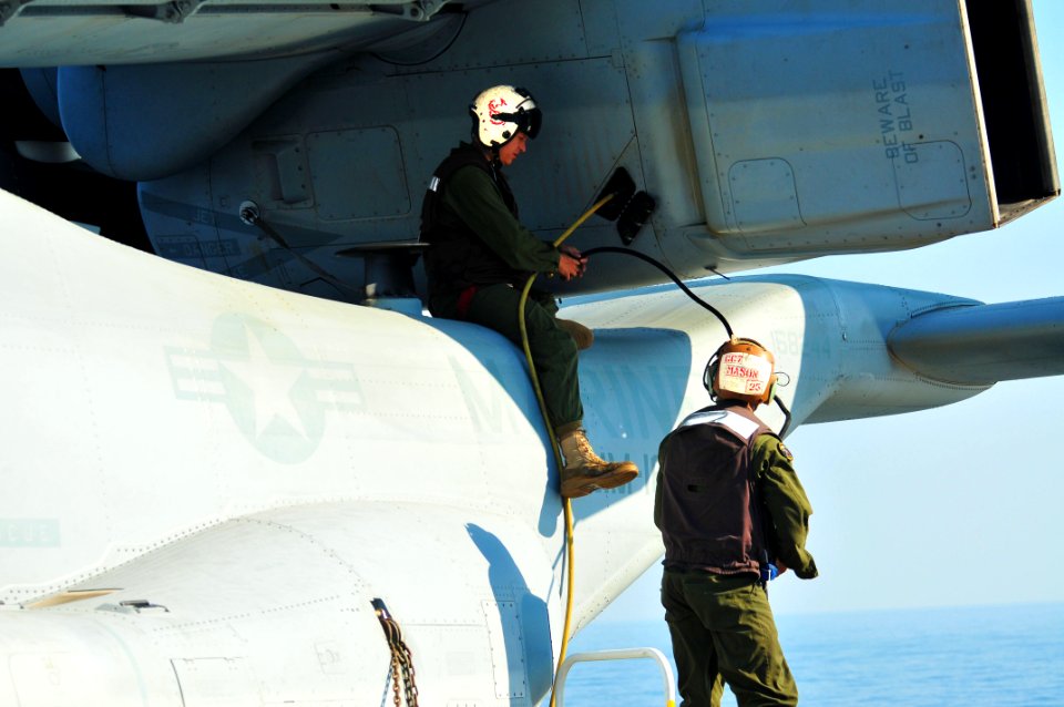 USS BOXER (LHD 4) 131203-N-PZ713-070 (11201955683)