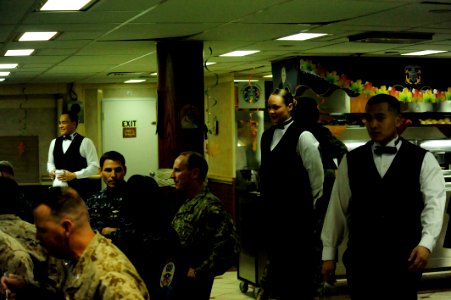 USS BOXER (LHD 4) 131127-N-SS492-106 (11146084665)