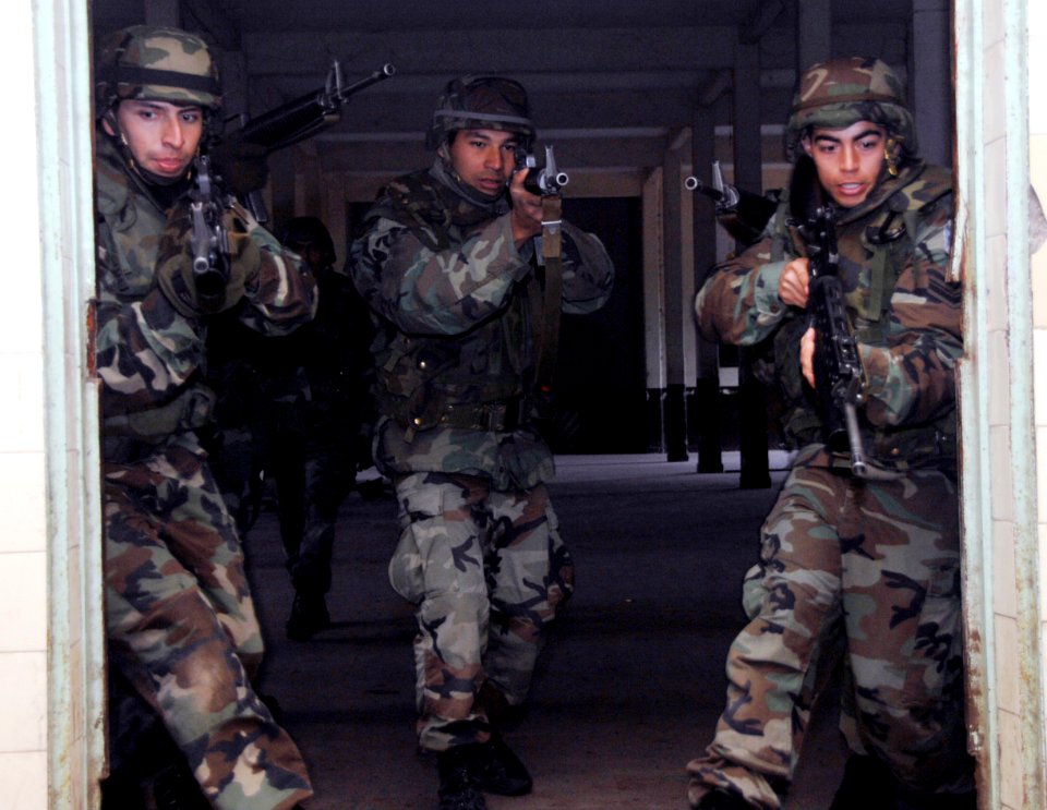 US Navy 090629-A-1839I-089 Members of the Navy of the Argentine Republic naval infantry practice room-clearing procedures in Puerto Belgrano during a training session with U.S. Marines