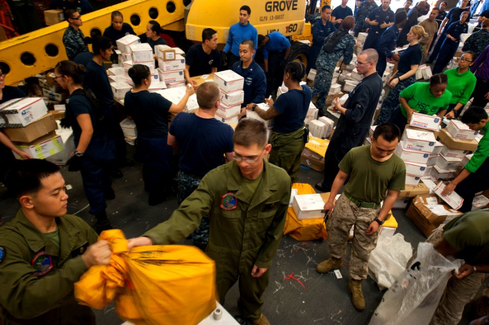 USS BOXER (LHD 4) 131123-N-NS216-253 (11080107166)