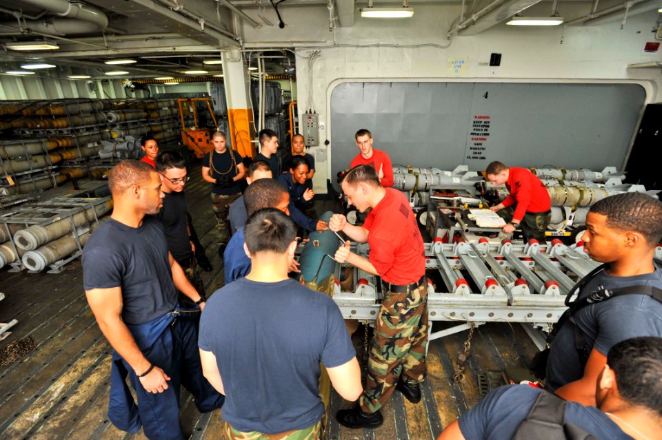 USS BOXER (LHD 4) 131124-N-QP351-036 (11150567156)