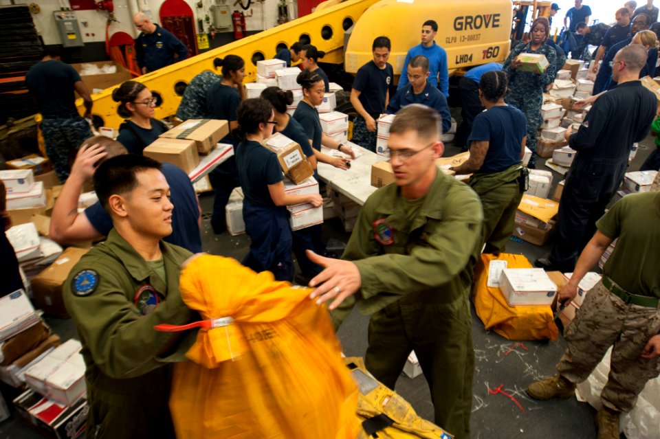 USS BOXER (LHD 4) 131123-N-NS216-240 (11080205223)