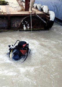 US Navy 090701-N-6814F-202 Navy Diver 2nd Class Greg Early, assigned to Mobile Diving and Salvage Unit (MDSU) 1, dives around the mine countermeasures ship USS Scout (MCM 8)