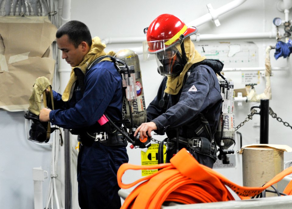 USS BOXER (LHD 4) 131121-N-OQ305-033 (11043669494)