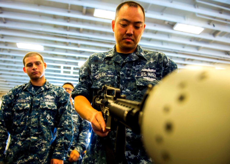 USS BOXER (LHD 4) 131122-N-VO234-059 (11043594984)