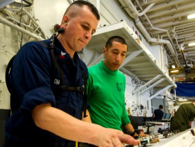 USS BOXER (LHD 4) 131109-N-SV688-008 (10835551745)