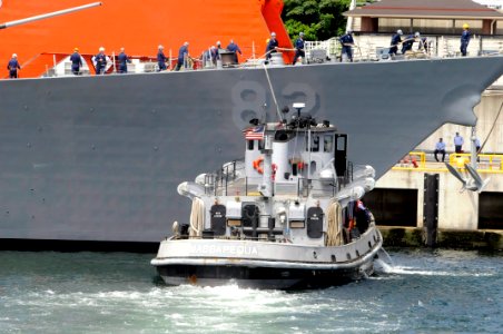 US Navy 090707-N-7478G-147 Line handlers aboard the guided-missile destroyer USS Lassen (DDG 82) check the mooring line around the bitts as the ship arrives in Yokosuka, Japan