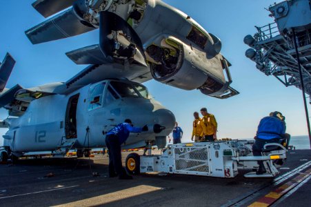 USS BOXER (LHD 4) 131106-N-VO234-016 (10814520985)